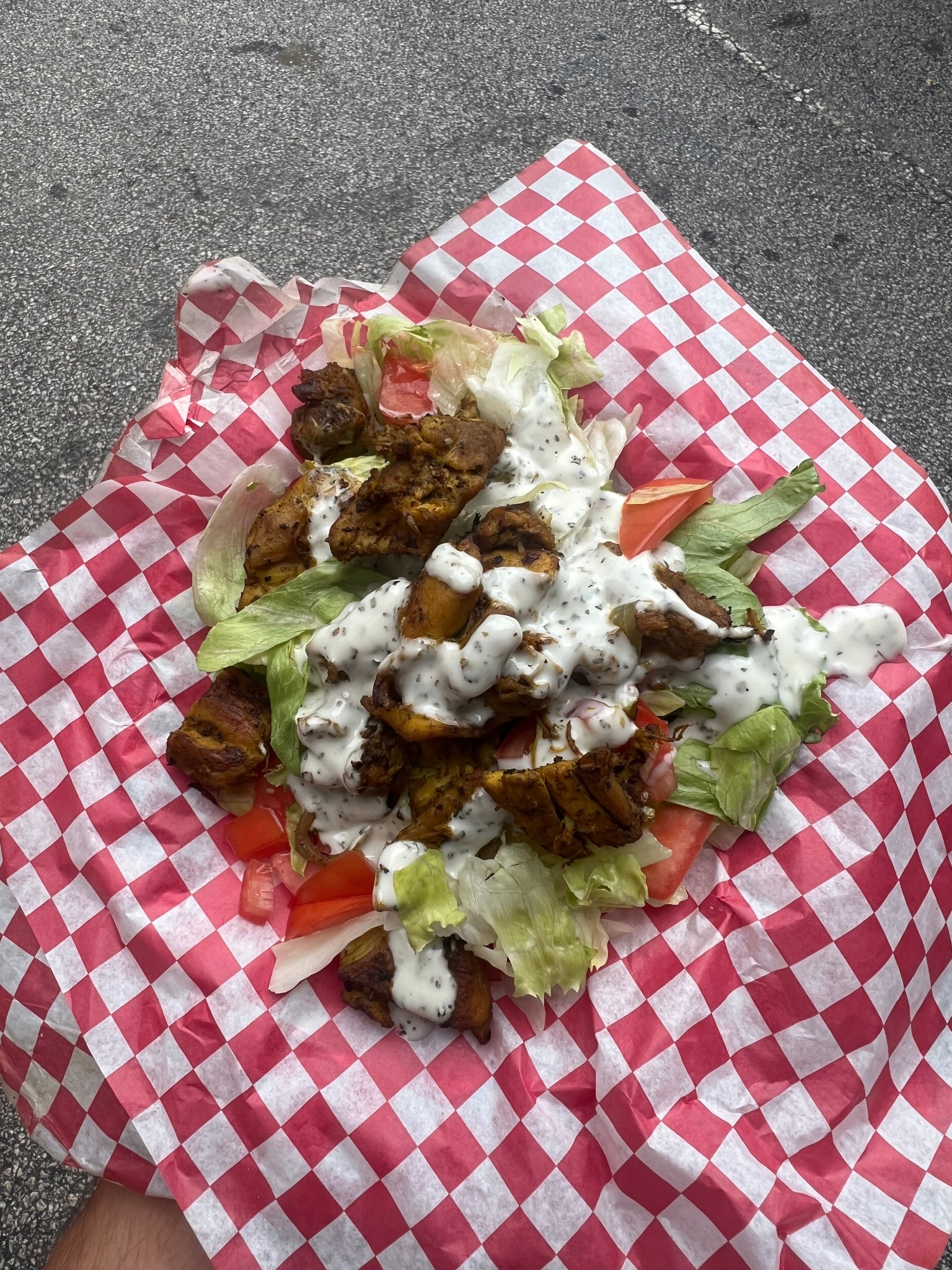 Chicken platter with lettuce, tomato and white sauce